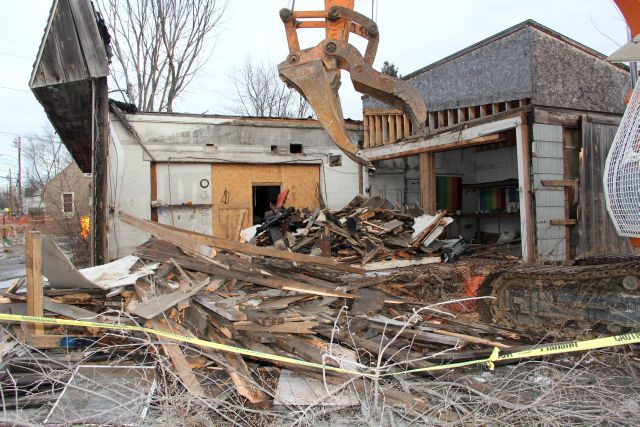 Ernie's Garage being demolished